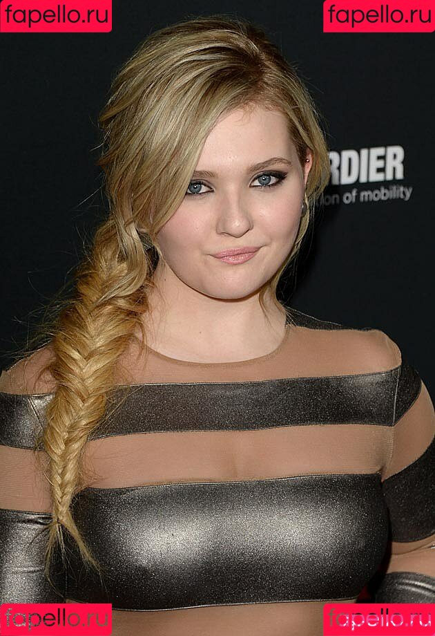 Abigail Breslin Onlyfans Photo Gallery 