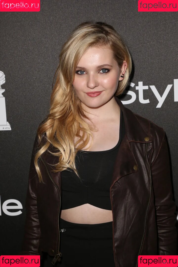 Abigail Breslin Onlyfans Photo Gallery 