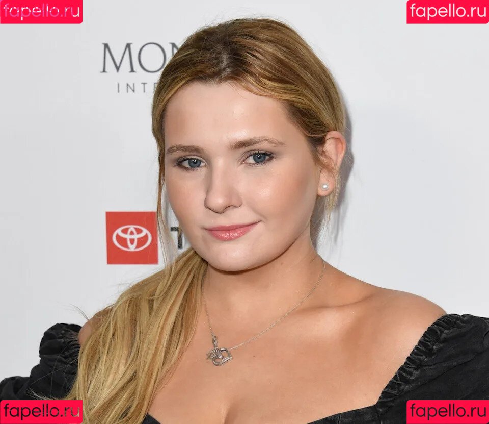 Abigail Breslin Onlyfans Photo Gallery 