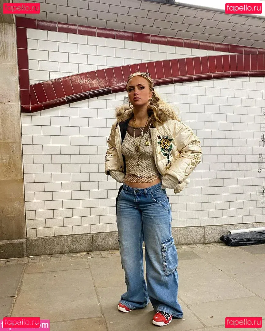 Maisie Smith Onlyfans Photo Gallery 