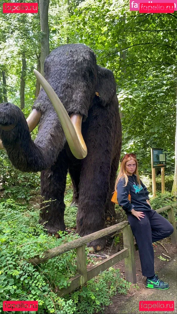 Maisie Smith Onlyfans Photo Gallery 