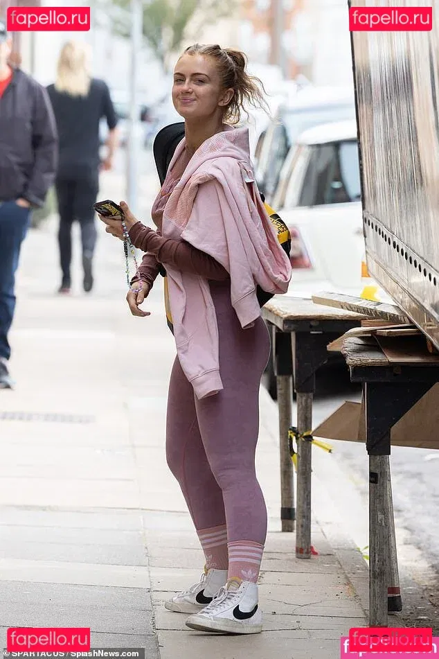 Maisie Smith Onlyfans Photo Gallery 