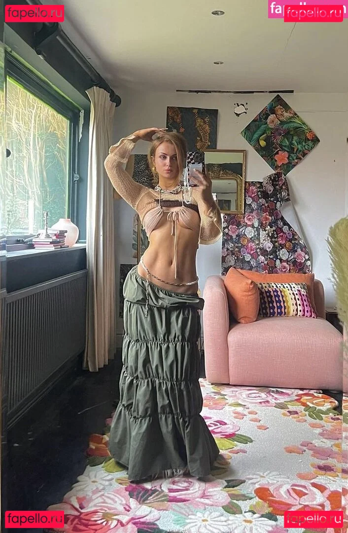 Maisie Smith Onlyfans Photo Gallery 