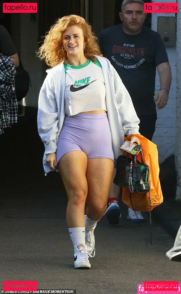 Maisie Smith Onlyfans Photo Gallery 