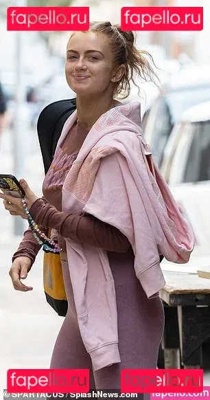 Maisie Smith Onlyfans Photo Gallery 