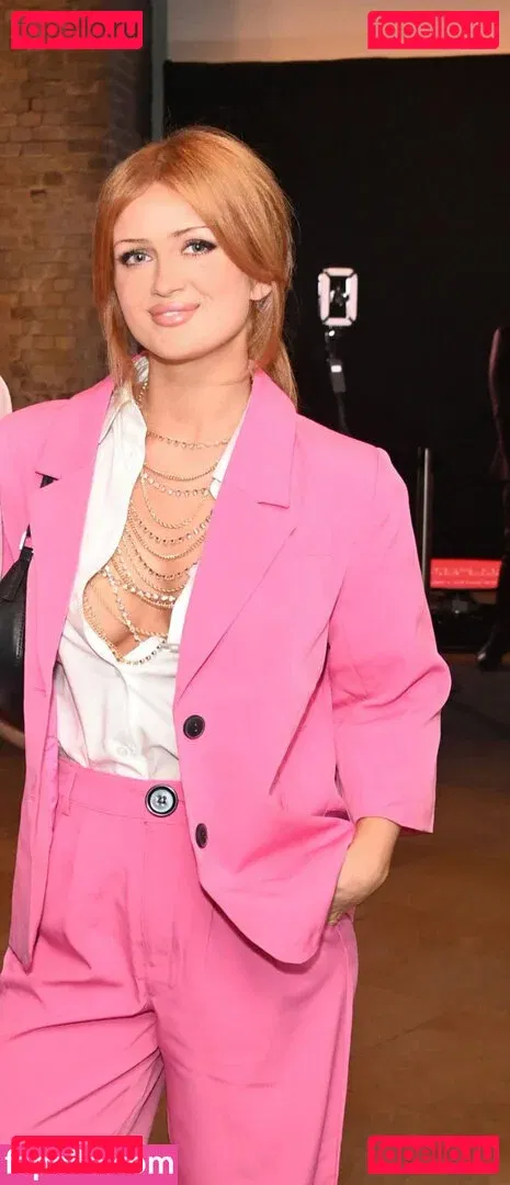 Maisie Smith Onlyfans Photo Gallery 