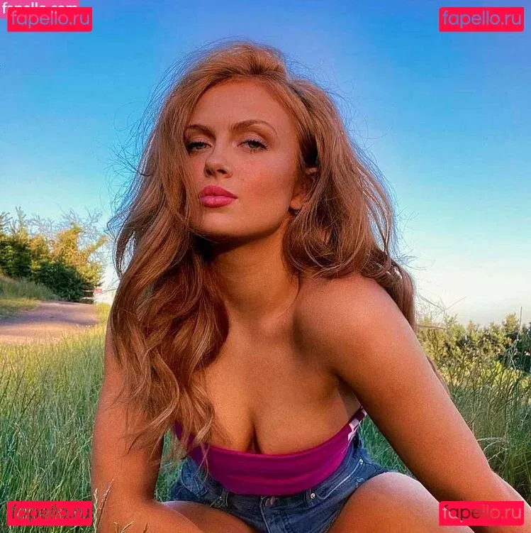 Maisie Smith Onlyfans Photo Gallery 