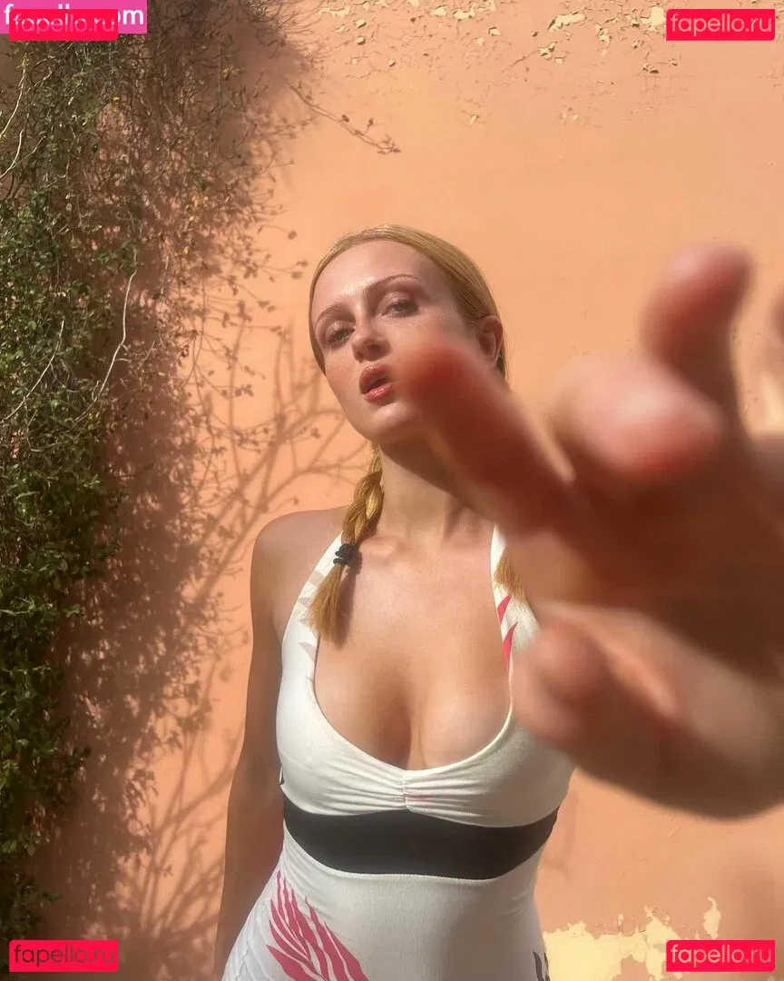 Maisie Smith Onlyfans Photo Gallery 