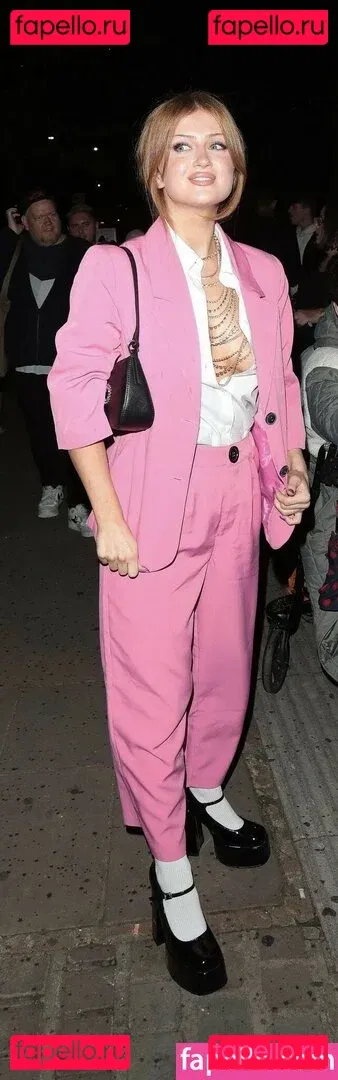 Maisie Smith Onlyfans Photo Gallery 