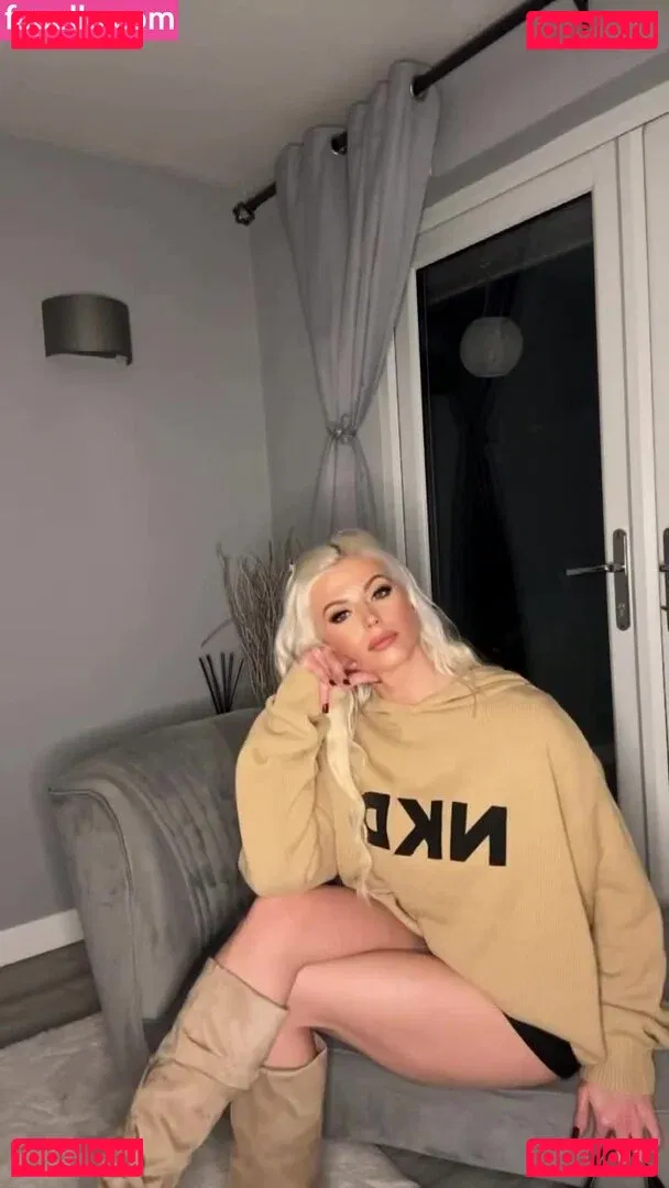 Maisie Smith Onlyfans Photo Gallery 