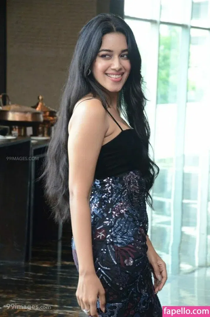 Mirnalini Ravi Onlyfans Photo Gallery 