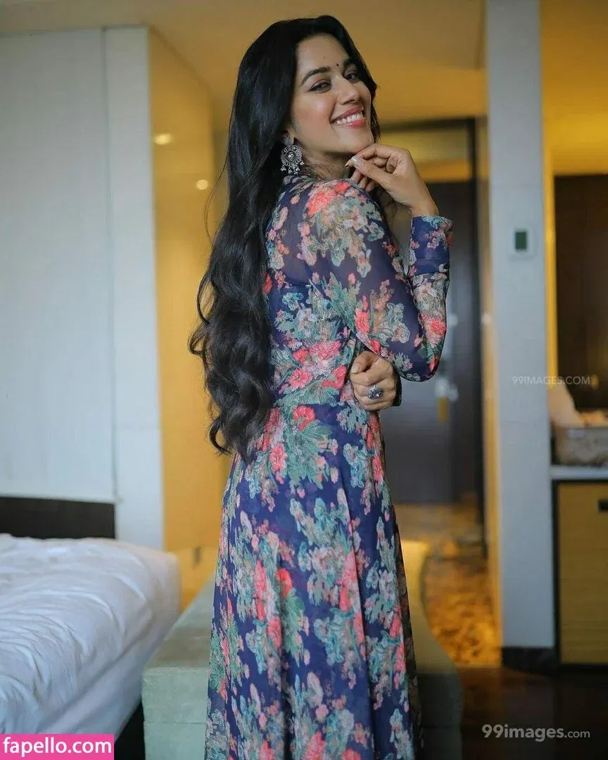 Mirnalini Ravi Onlyfans Photo Gallery 