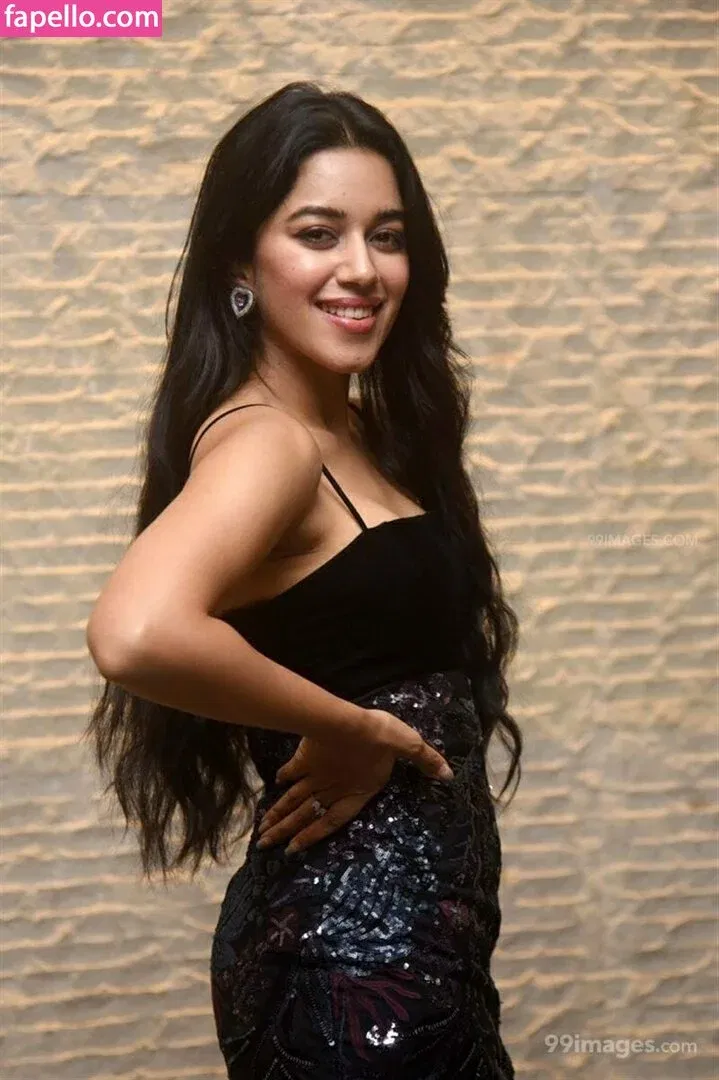 Mirnalini Ravi Onlyfans Photo Gallery 