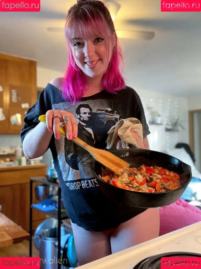 lilpinkalien Onlyfans Photo Gallery 