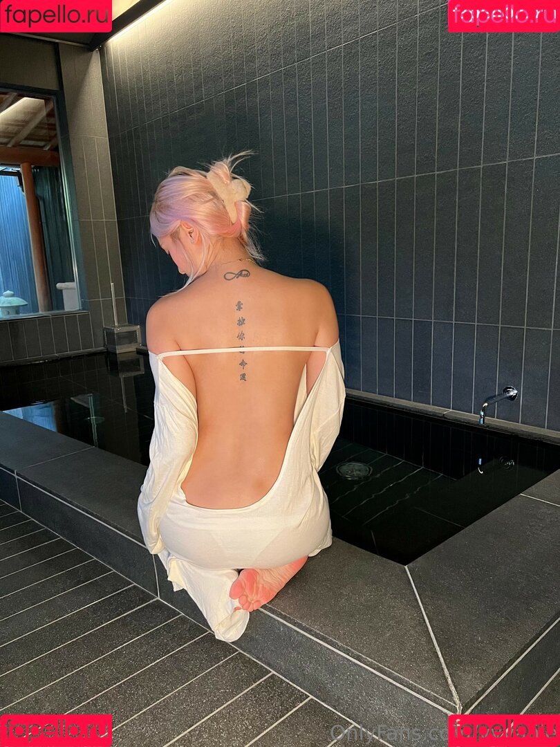 Vyvan Le Onlyfans Photo Gallery 