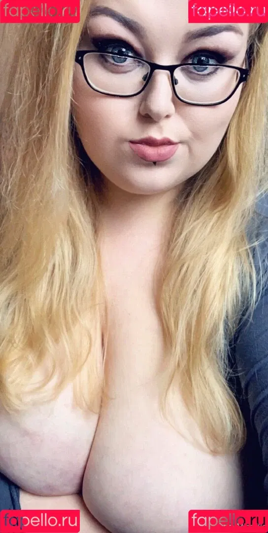 obeymisselle Onlyfans Photo Gallery 