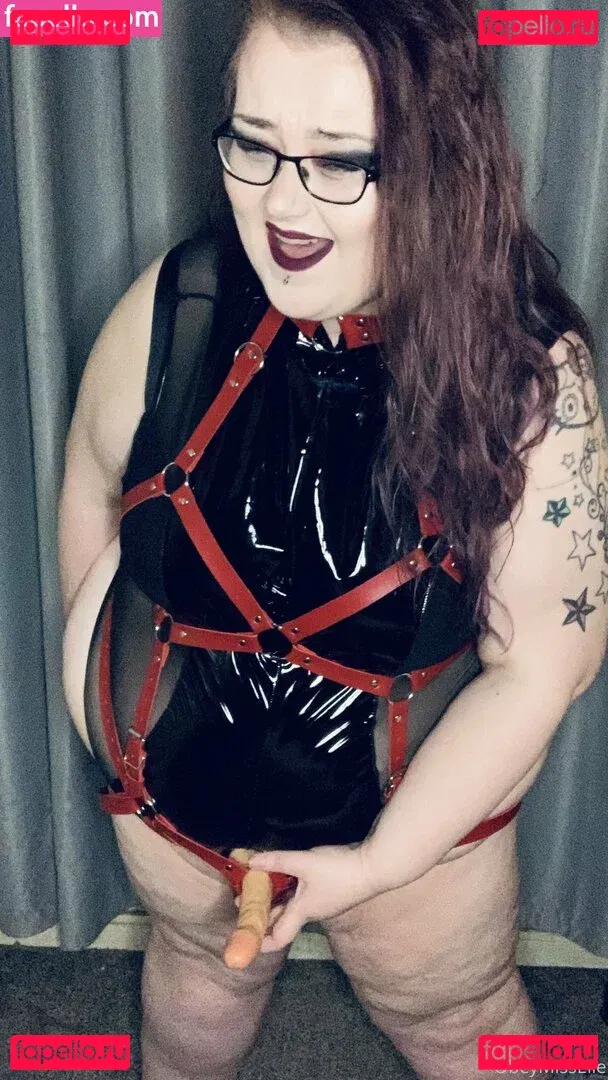 obeymisselle Onlyfans Photo Gallery 