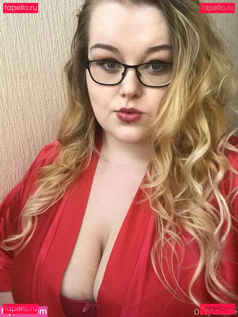 obeymisselle Onlyfans Photo Gallery 
