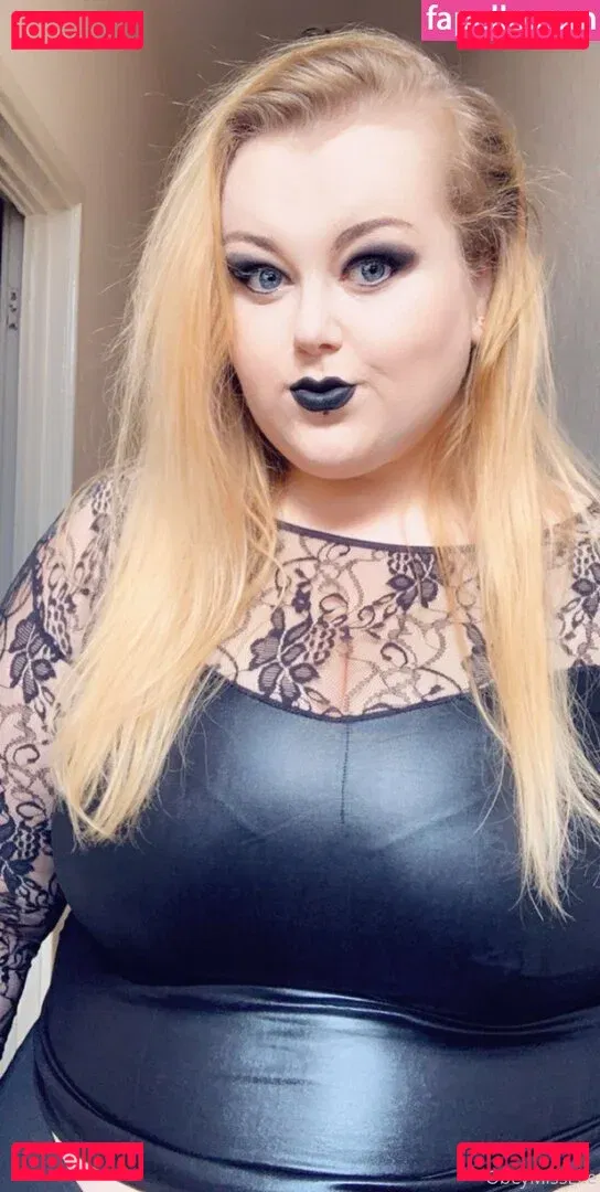obeymisselle Onlyfans Photo Gallery 
