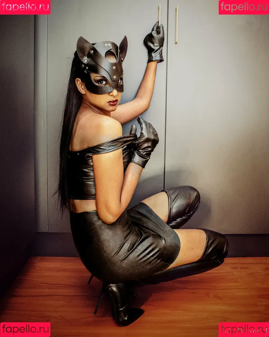 thequeentrish Onlyfans Photo Gallery 