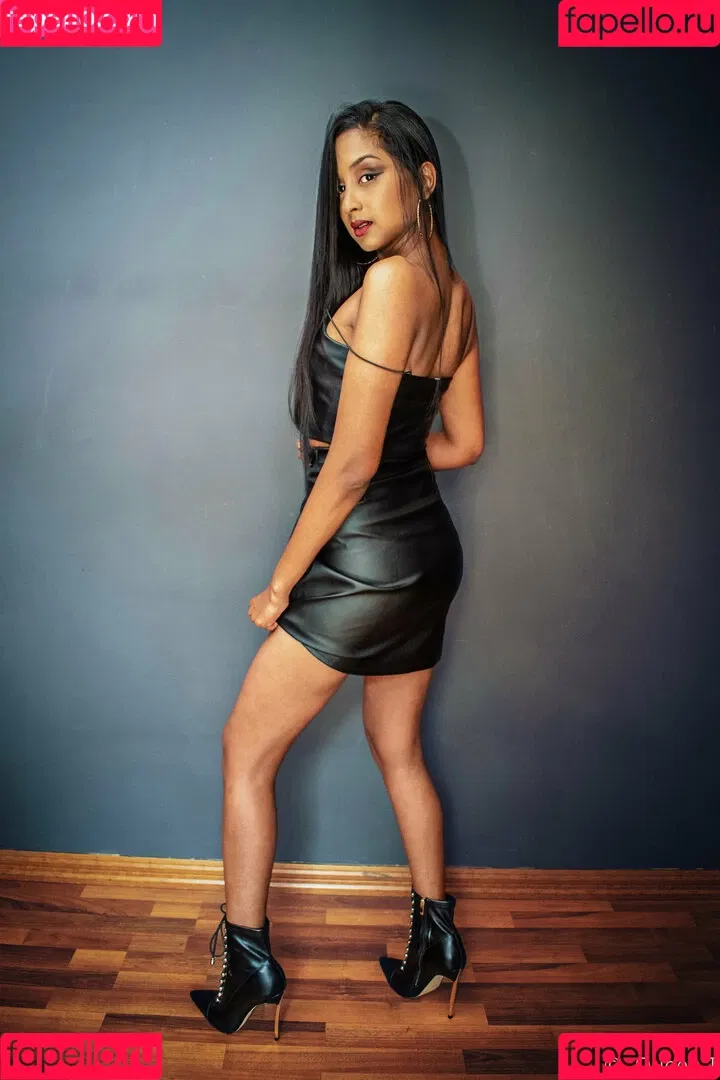 thequeentrish Onlyfans Photo Gallery 