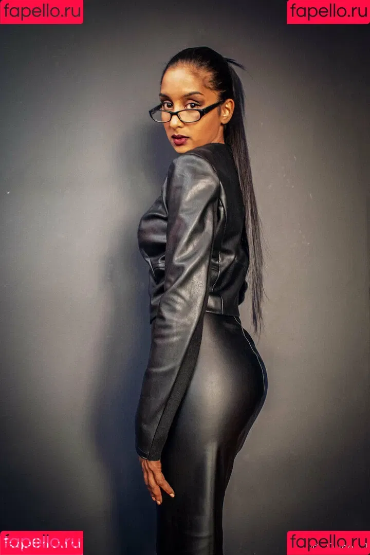 thequeentrish Onlyfans Photo Gallery 