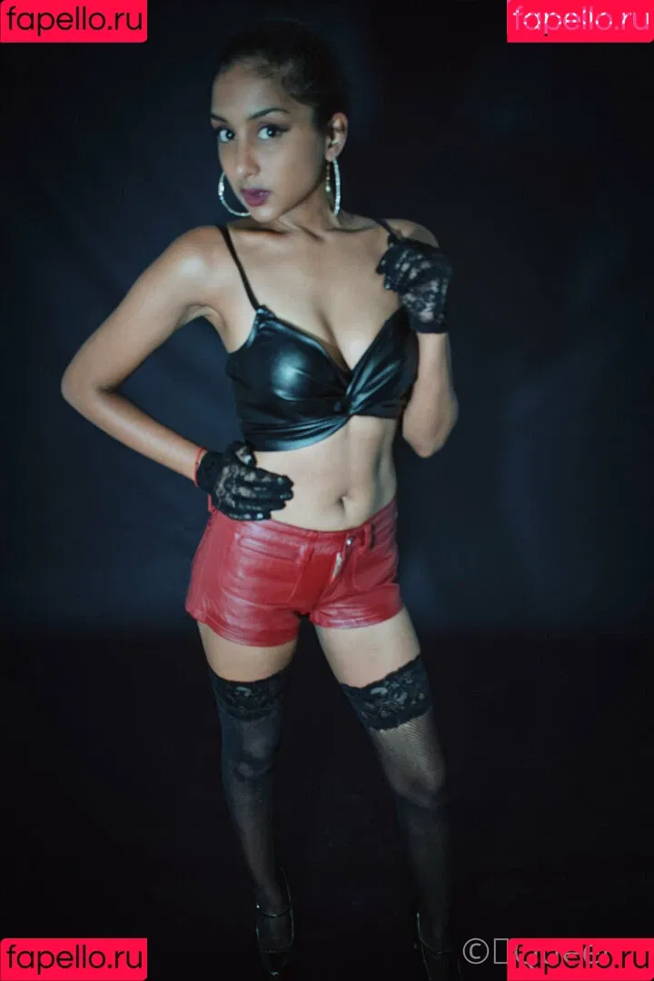 thequeentrish Onlyfans Photo Gallery 
