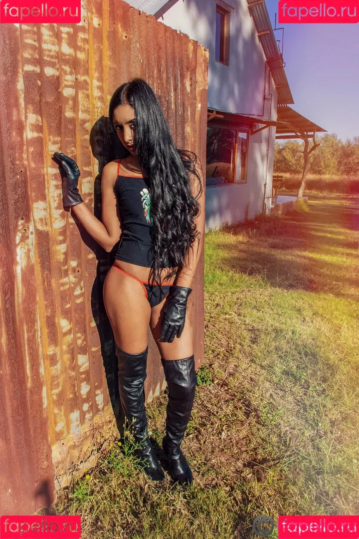 thequeentrish Onlyfans Photo Gallery 