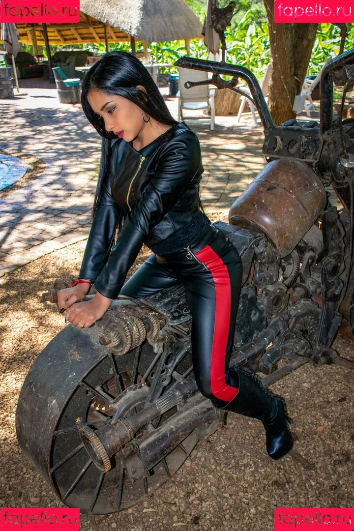 thequeentrish Onlyfans Photo Gallery 
