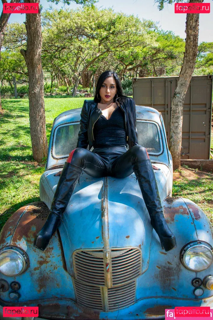 thequeentrish Onlyfans Photo Gallery 