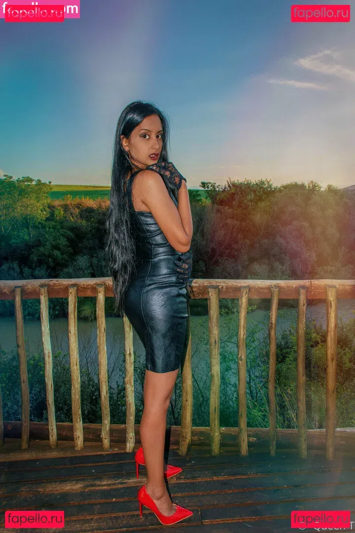 thequeentrish Onlyfans Photo Gallery 