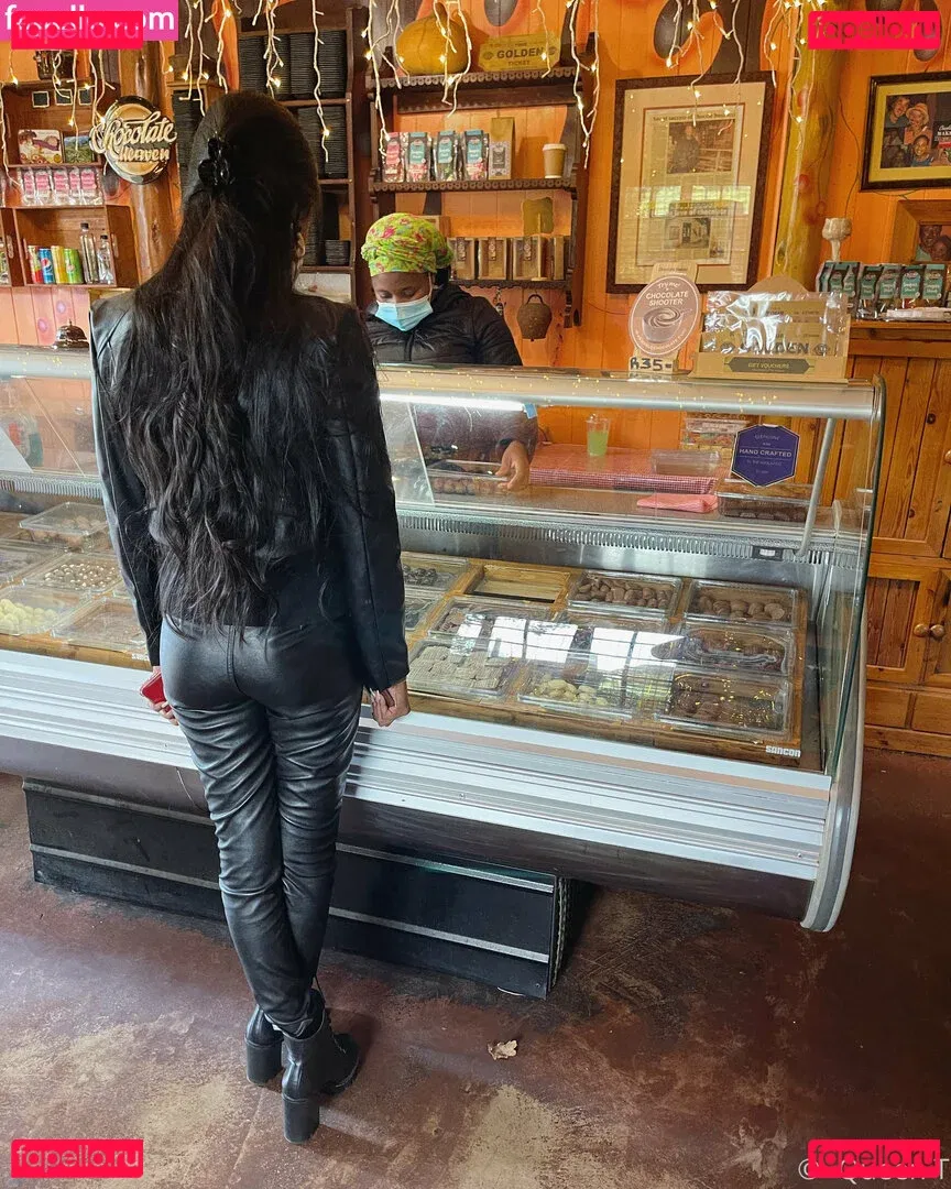 thequeentrish Onlyfans Photo Gallery 