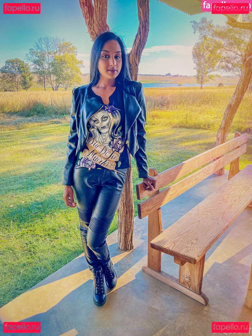 thequeentrish Onlyfans Photo Gallery 