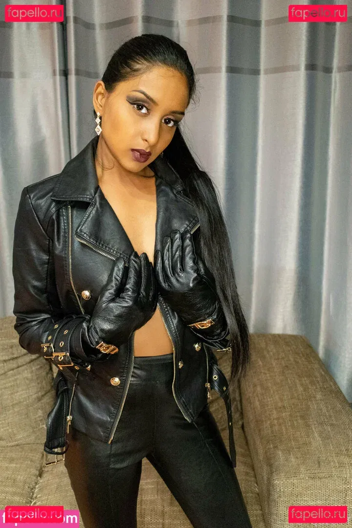 thequeentrish Onlyfans Photo Gallery 