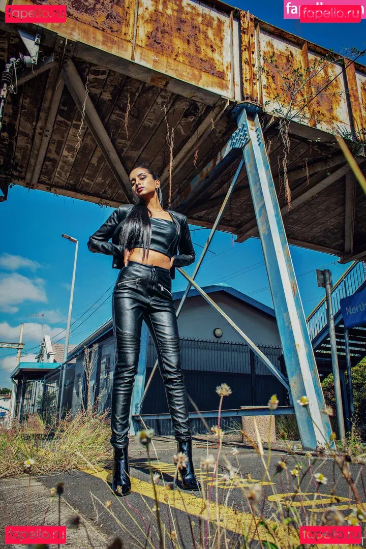 thequeentrish Onlyfans Photo Gallery 