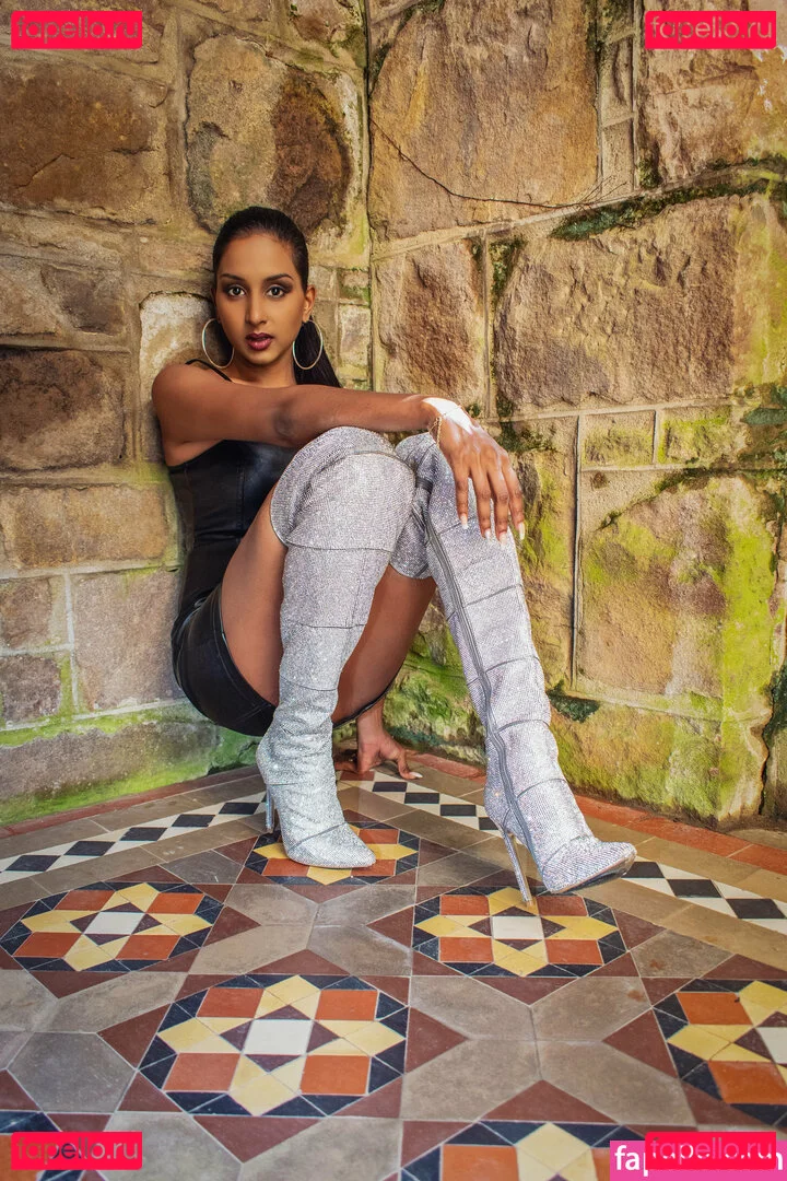 thequeentrish Onlyfans Photo Gallery 