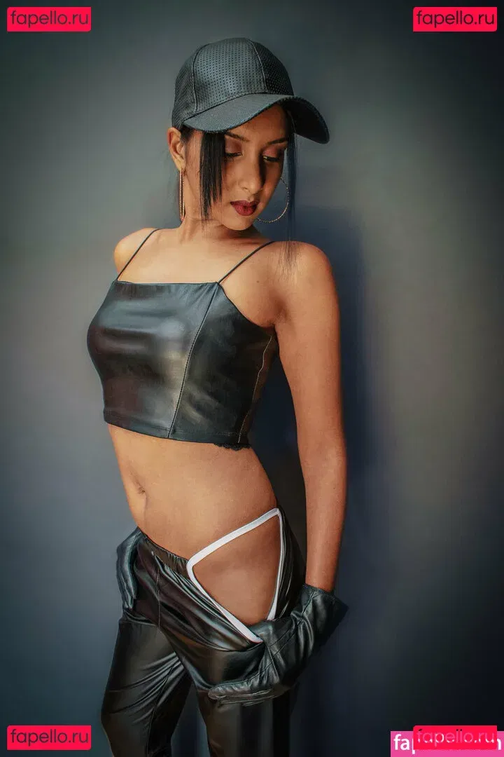 thequeentrish Onlyfans Photo Gallery 