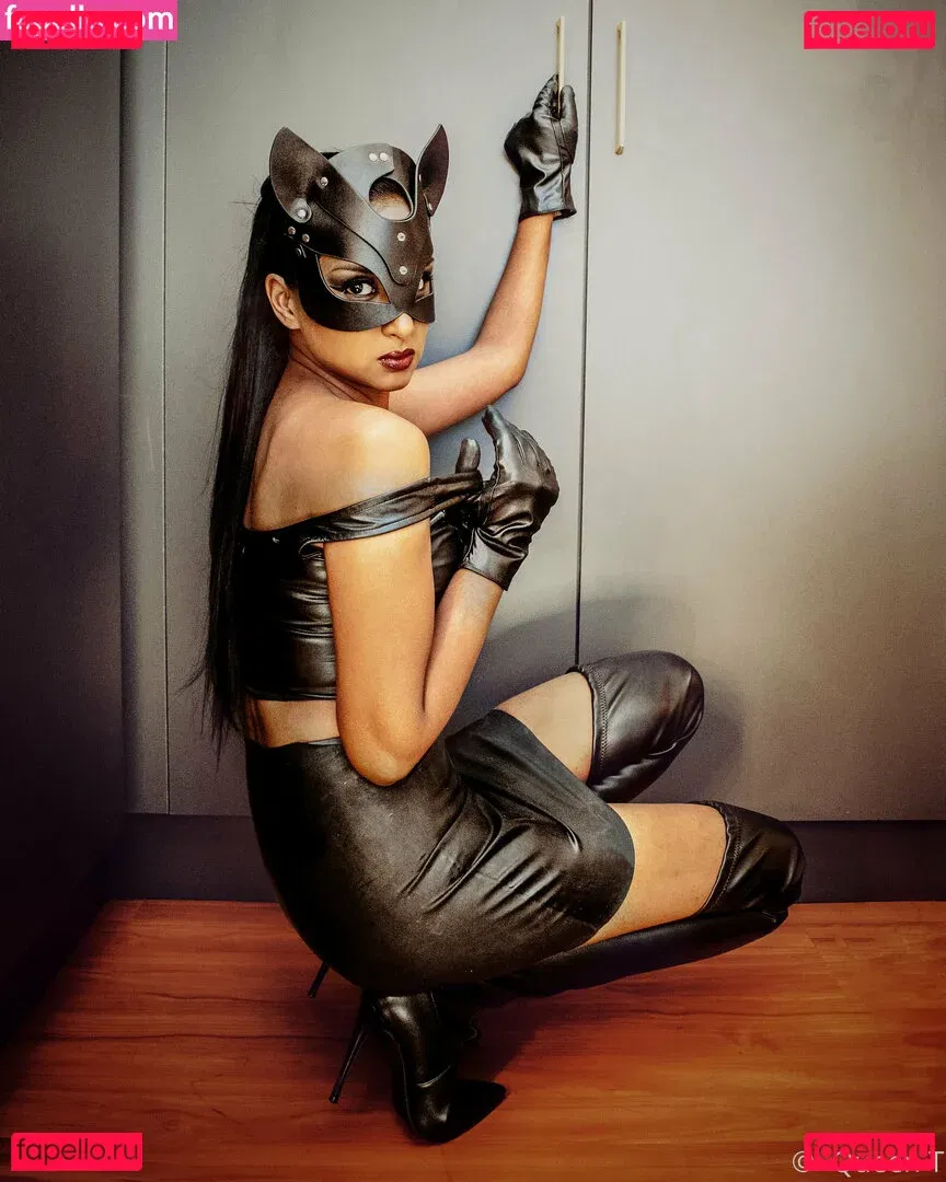 thequeentrish Onlyfans Photo Gallery 