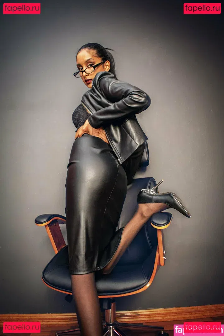 thequeentrish Onlyfans Photo Gallery 