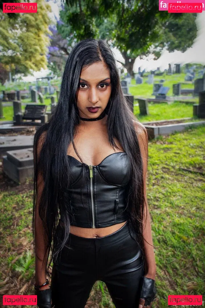 thequeentrish Onlyfans Photo Gallery 