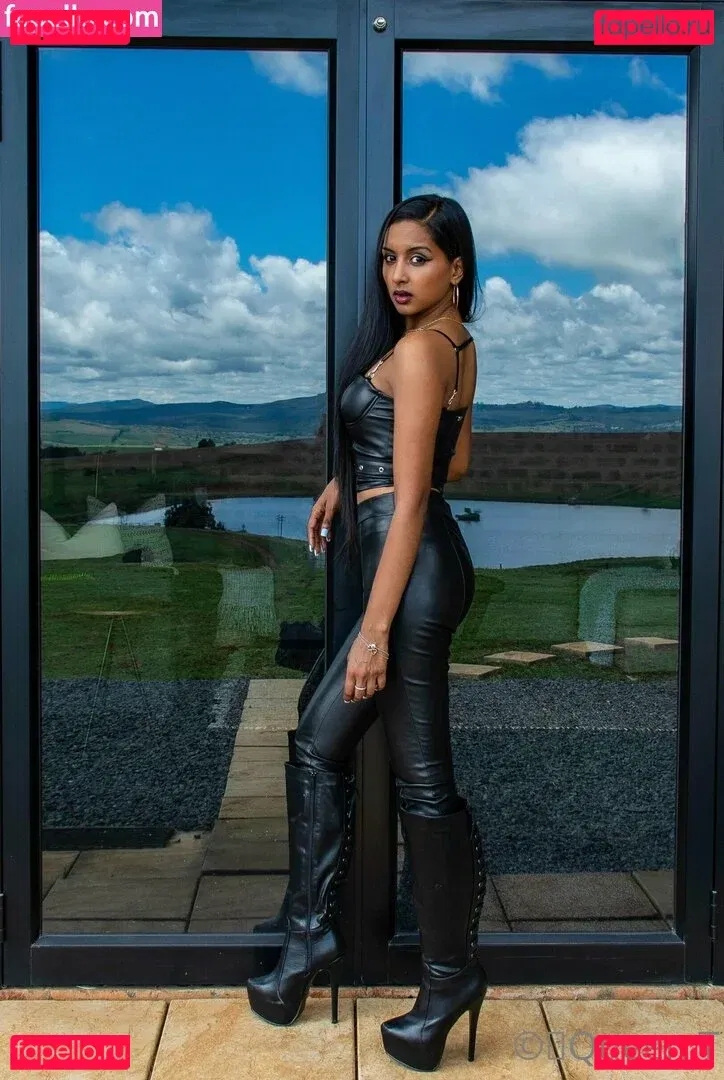 thequeentrish Onlyfans Photo Gallery 