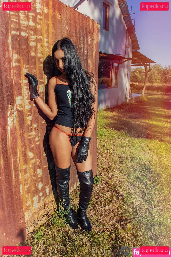 thequeentrish Onlyfans Photo Gallery 