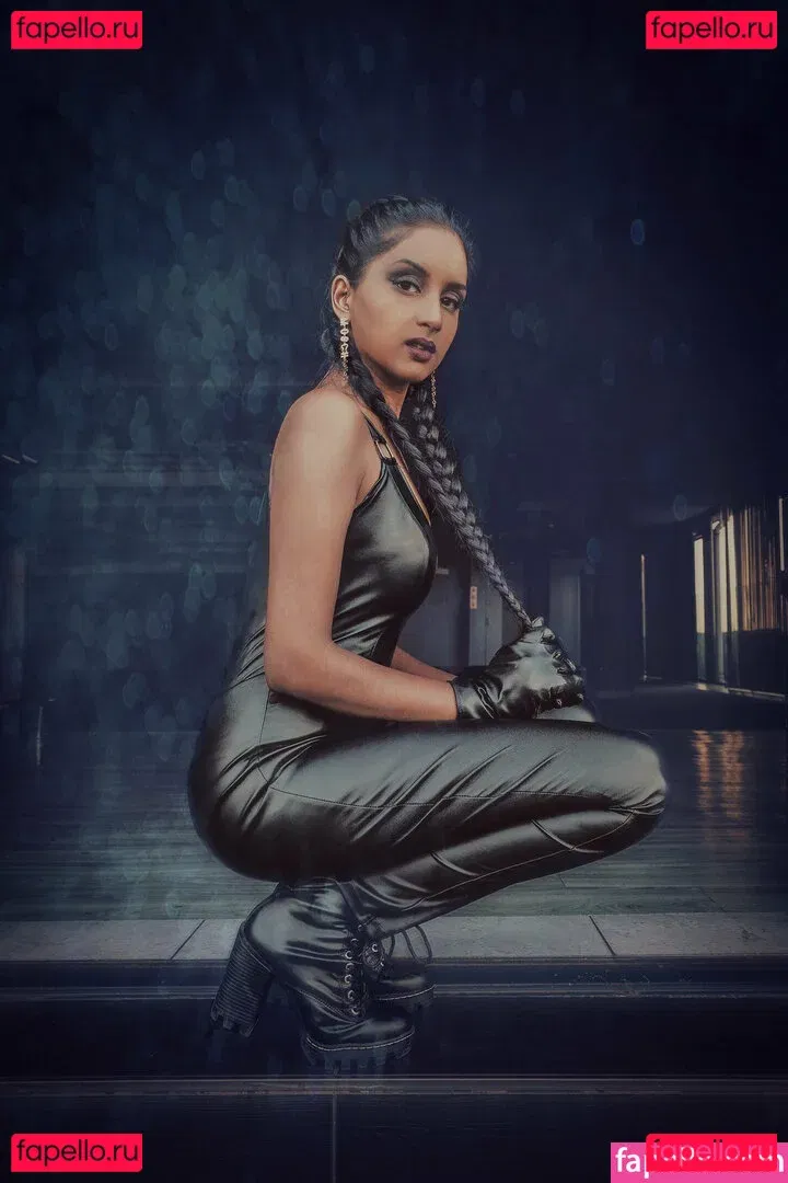 thequeentrish Onlyfans Photo Gallery 