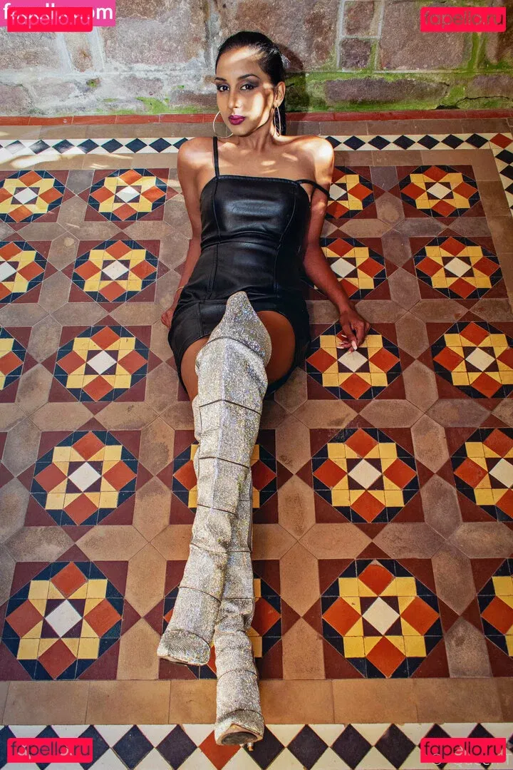 thequeentrish Onlyfans Photo Gallery 