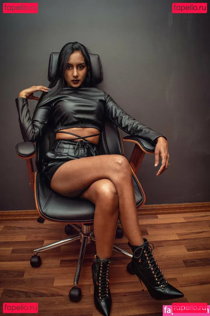 thequeentrish Onlyfans Photo Gallery 