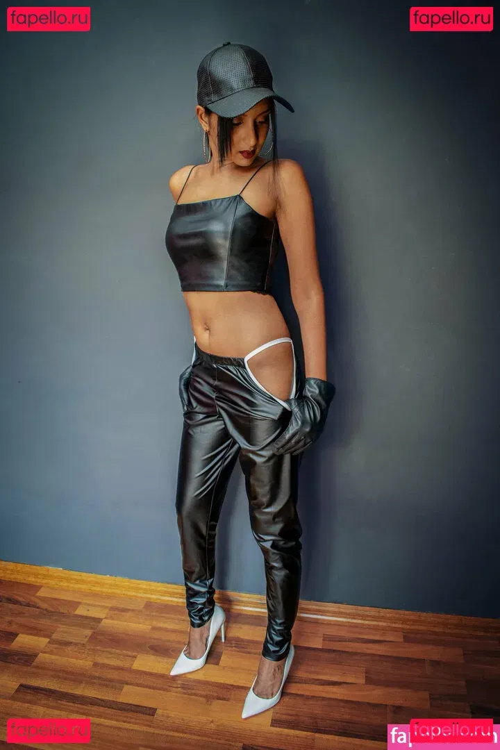 thequeentrish Onlyfans Photo Gallery 