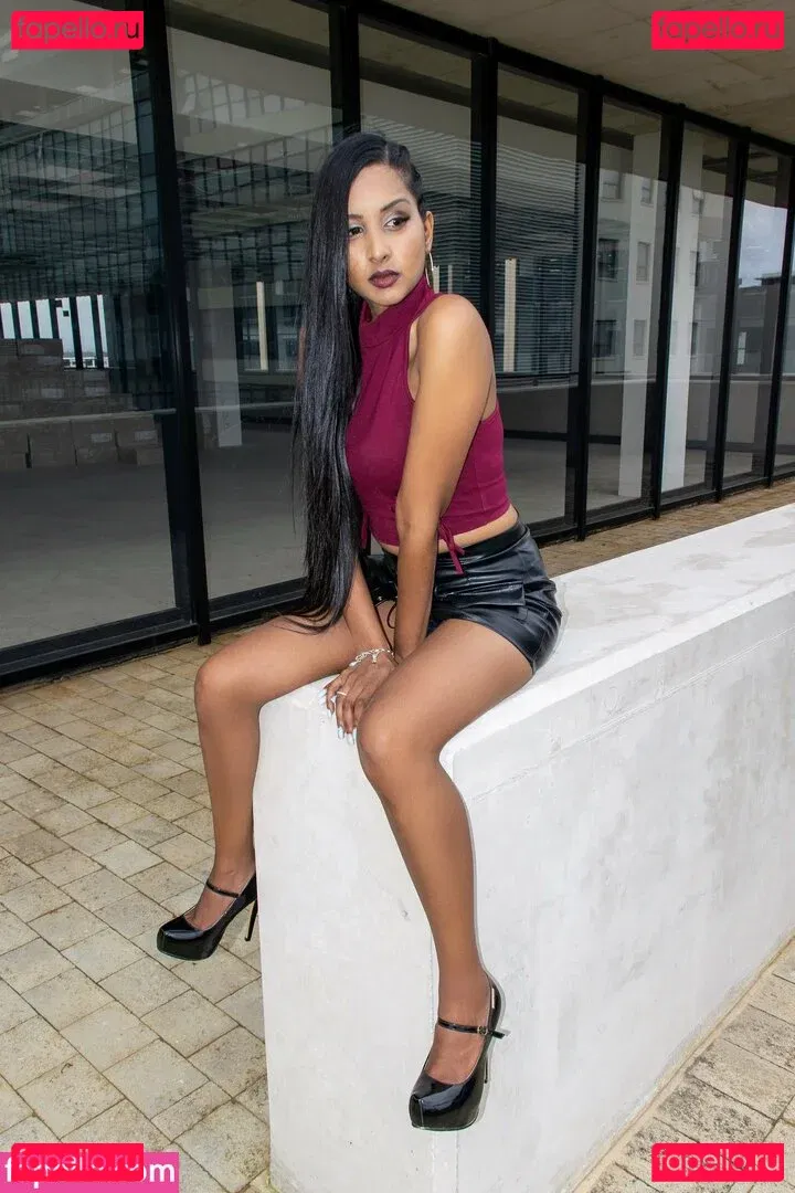 thequeentrish Onlyfans Photo Gallery 