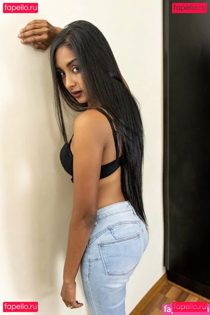 thequeentrish Onlyfans Photo Gallery 