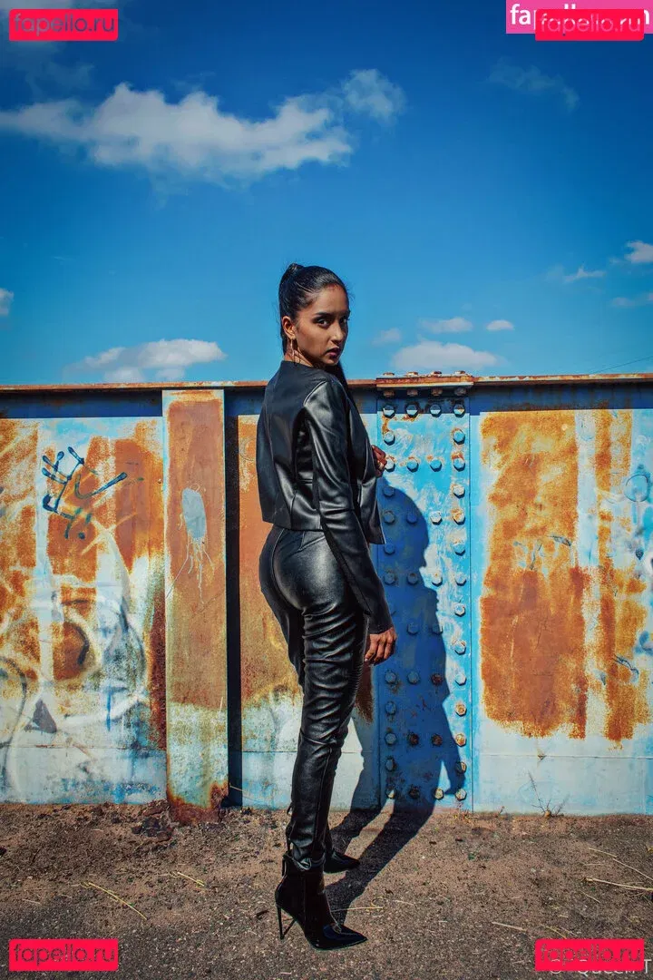 thequeentrish Onlyfans Photo Gallery 