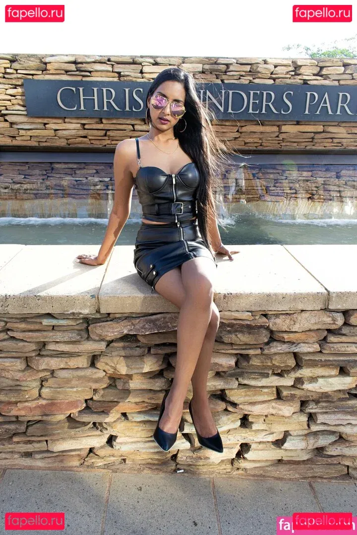 thequeentrish Onlyfans Photo Gallery 